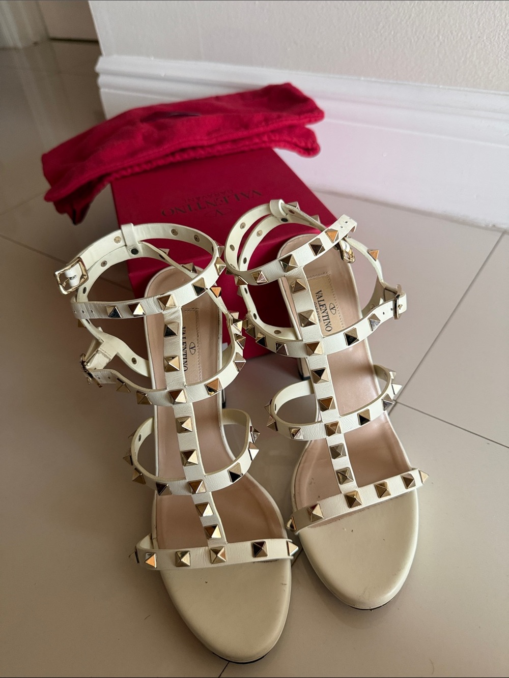 Valentino Garavani Ivory Leather Rockstud Strappy Sandals